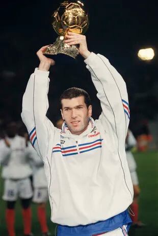Zidane sosteniendo el Balón de Oro que le fue otorgado en 1998. 