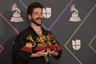 Camilo con las cuatro estatuillas que se llevó de la fiesta de los Latin Grammy