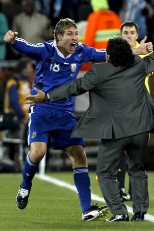 El abrazo con Palermo, tras el gol ante Grecia en Sudáfrica 2010