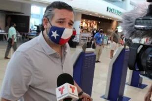 El senador de Texas Ted Cruz, con un barbijo con la bandera texana
