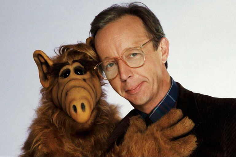 Cinco curiosidades de Alf, un clásico de la televisión que la rompe en el streaming