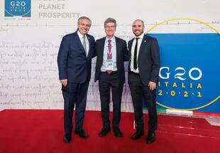 Alberto Fernández y Martín Guzmán junto al economista Jeffrey Sachs; la negociación con el Fondo es un tema clave para el futuro