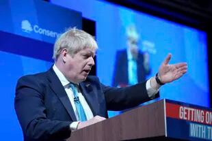El primer ministro británico Boris Johnson pronuncia un mensaje ante el Foro de Primavera del Partido Conservador en Blackpool, Inglaterra, el sábado 19 de marzo de 2022. (Peter Byrne/PA vía AP)