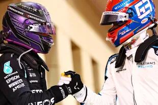 Lewis Hamilton y George Russell en marzo de 2021