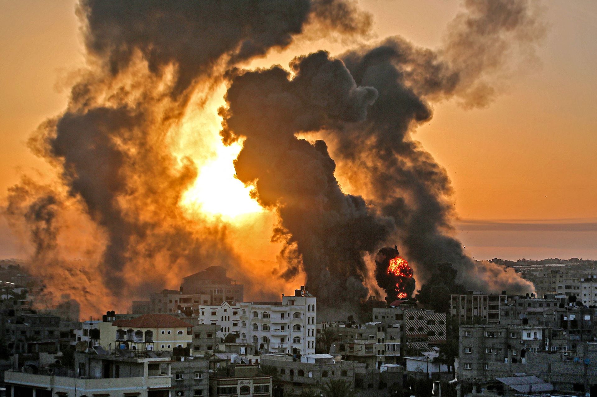 Un edificio en llamas luego de ser alcanzado por un misil en Gaza