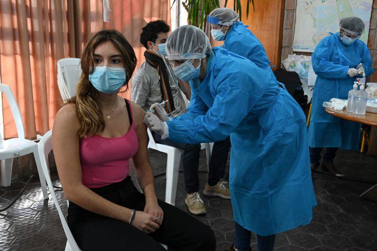 Vacunación en Paso de Carrasco, Canelones (Photo by Eitan ABRAMOVICH / AFP)