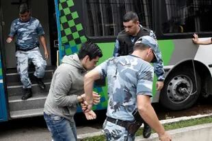 Los cinco jóvenes que abusaron de una menor de 14 años en un camping de Miramar fueron trasladados a los tribunales de Mar del Plata