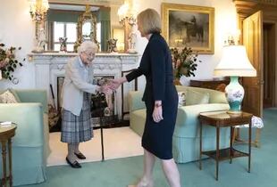 El encuentro de la reina Isabel II y Liz Truss en Balmoral, en donde se vio el moretón en la mano derecha de la monarca. (Jane Barlow/PA Wire/dpa)
