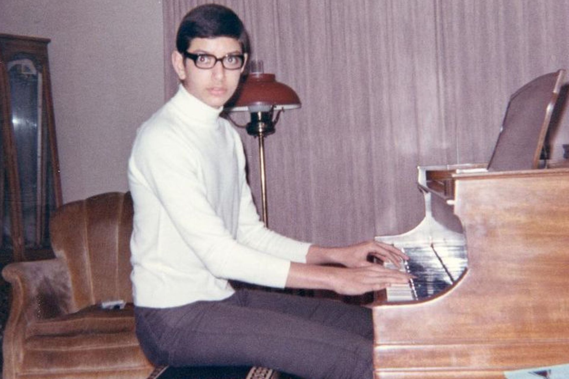 Jeff Goldblum, as a young man, in front of a piano