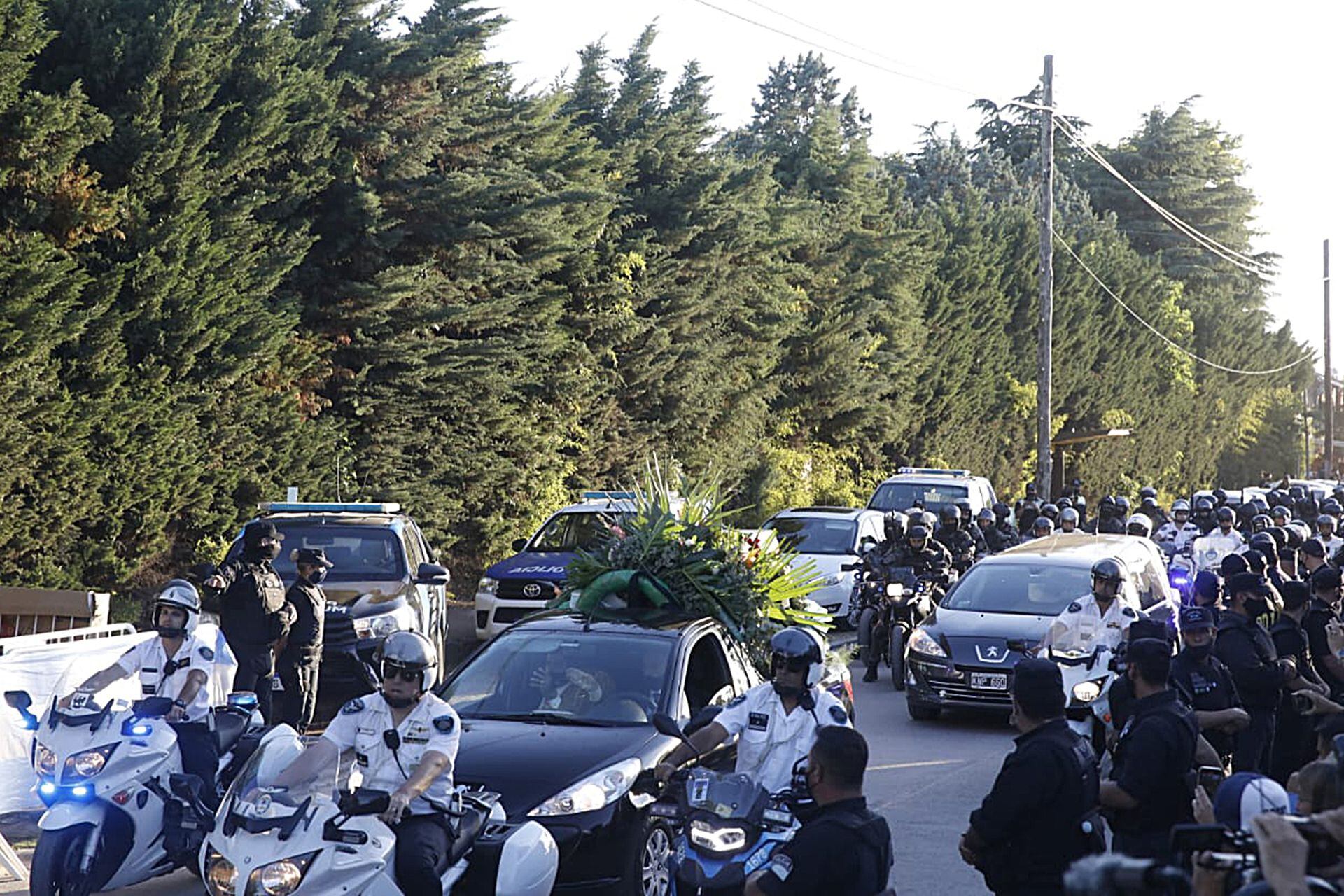 La llegada del cortejo fúnebre con el cuerpo de Diego Maradona al cementerio de Bella Vista