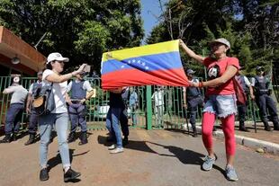 Seguidores de Nicolás Maduro en la puerta de la embajada de Venezuela en Brasilia