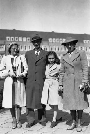 La familia Frank en 1941, de izquierda a derecha: Margot, Otto, Ana y Edith (Crédito: Anne Frank Stichting)