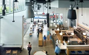 Capital One es un banco estadounidense que ofrece espacio de cafetería, banca y coworking todo en uno