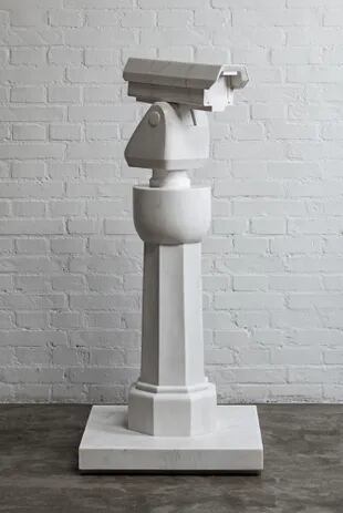 "Cámara de vigilancia con zócalo", otra de las esculturas que se exponen en la muestra "The Liberty of Doubt", en la Universidad de Cambridge