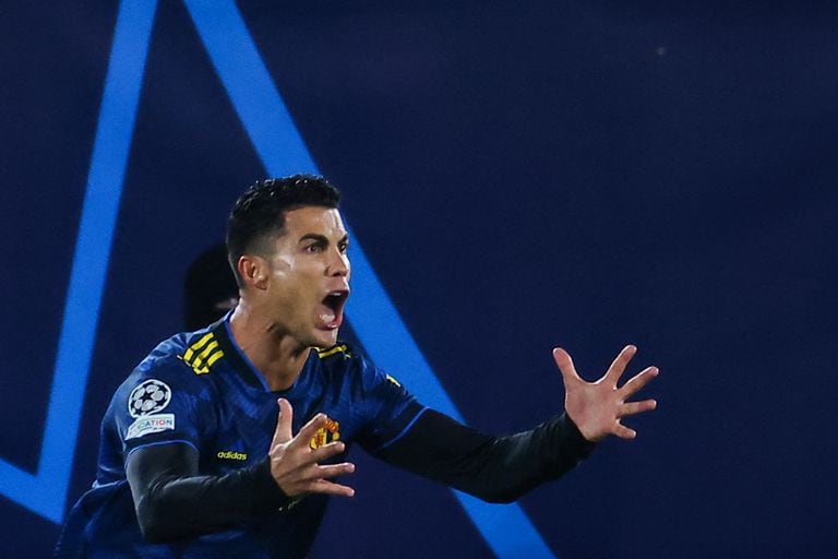 El delantero portugués del Manchester United, Cristiano Ronaldo, reacciona durante el partido de fútbol del Grupo F de la Liga de Campeones de la UEFA entre el Villarreal CF y el Manchester United, el 23 de noviembre de 2021; pero el fastidio también se generó este lunes por versiones relacionadas al Balón de Oro