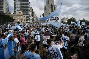 Festejos en el Monumento a la Bandera por el triunfo de la selección Argentina 