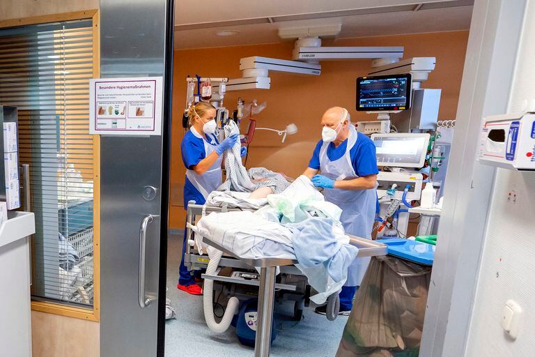 Algunos hospitales alemanes comenzaron a trasladar pacientes ante la incapacidad de dar respuesta a las internaciones por Covid-19