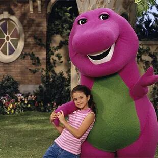 Selena Gomez inició su carrera como actriz a los 10 años con el papel secundario de Gianna en la serie infantil Barney & Friends. Hoy, a los 30 años, es cantante, actriz, compositora, productora, diseñadora, filántropa, bailarina, directora, presentadora y una exitosa empresaria estadounidense