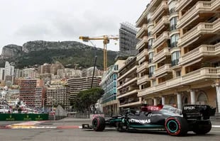 Una mala estrategia en la carrera, el último golpe que recibió Lewis Hamilton en el Gran Premio de Mónaco; el británico terminó en el séptimo lugar y ahora es escolta de Max Verstappen (Red Bull Racing) en el campeonato de Pilotos