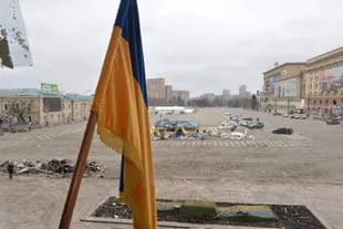 Una vista de la plaza fuera del dañado ayuntamiento de Kharkiv el 1 de marzo de 2022, destruido como resultado del bombardeo de las tropas rusas.
