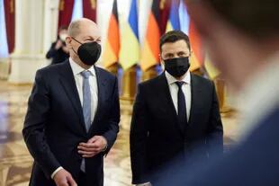 Esta foto tomada y publicada por el servicio de prensa de la presidencia ucraniana muestra al presidente Volodymyr Zelensky dando la bienvenida al canciller alemán Olaf Scholz antes de su reunión en Kiev el 14 de febrero de 2022.