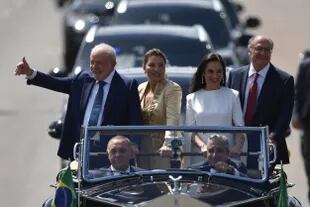 El presidente de Brasil, Lula Da Silva durante su recorrida por Brasilia en auto