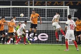 Ocampos cruza el cabezazo que será el gol del 1-0 de Sevilla sobre Wolverhampton; la asistencia fue de Banega