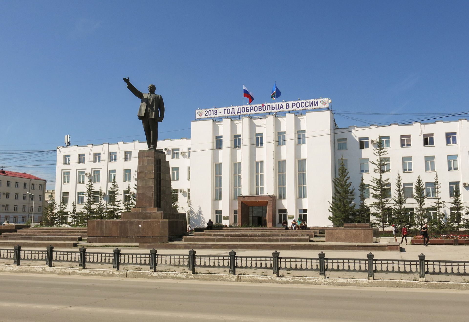La figura de Lenin, siempre presente. Las construcciones son todas elevadas, sobre pilares (ocultos o a la vista).