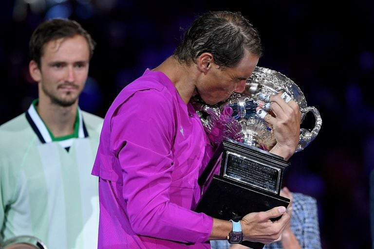 Nadal kisses the cup: Medveded praised Nadal's reaction to reverse the two-set deficit