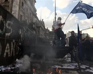 Enfrentamientos. Manifestantes del sector bancario se cruzaron con la policía
