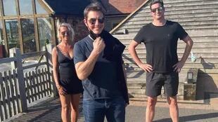 Tom Cruise posó junto a la familia que le permitió aterrizar de improviso en su jardín