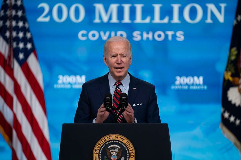 El presidente Joe Biden al anunciar que su gobierno ha alcanzado la aplicación de 200 millones de vacunas contra el COVID-19, en la Casa Blanca, Washington, el 21 de abril de 2021. (AP Foto/Evan Vucci, File)