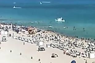 Un helicóptero se estrelló en el agua frente una playa de Miami Beach: dos heridos