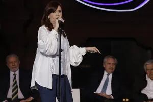 Cristina Kirchner apuntó contra "los giles" de la TV y chicaneó a la UCR