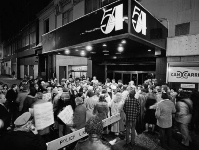 Drogas, frenesí y un cadáver en el techo: la historia de Studio 54, el  boliche más famoso de los 70 - LA NACION