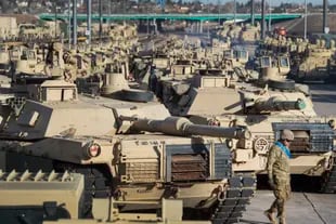 DOSSIER – Un soldat passe devant une ligne de chars M1 Abrams à Fort Carson à Colorado Springs, Colorado, le 29 novembre 2016.  (Christian Murdock/The Gazette via AP, fichier)