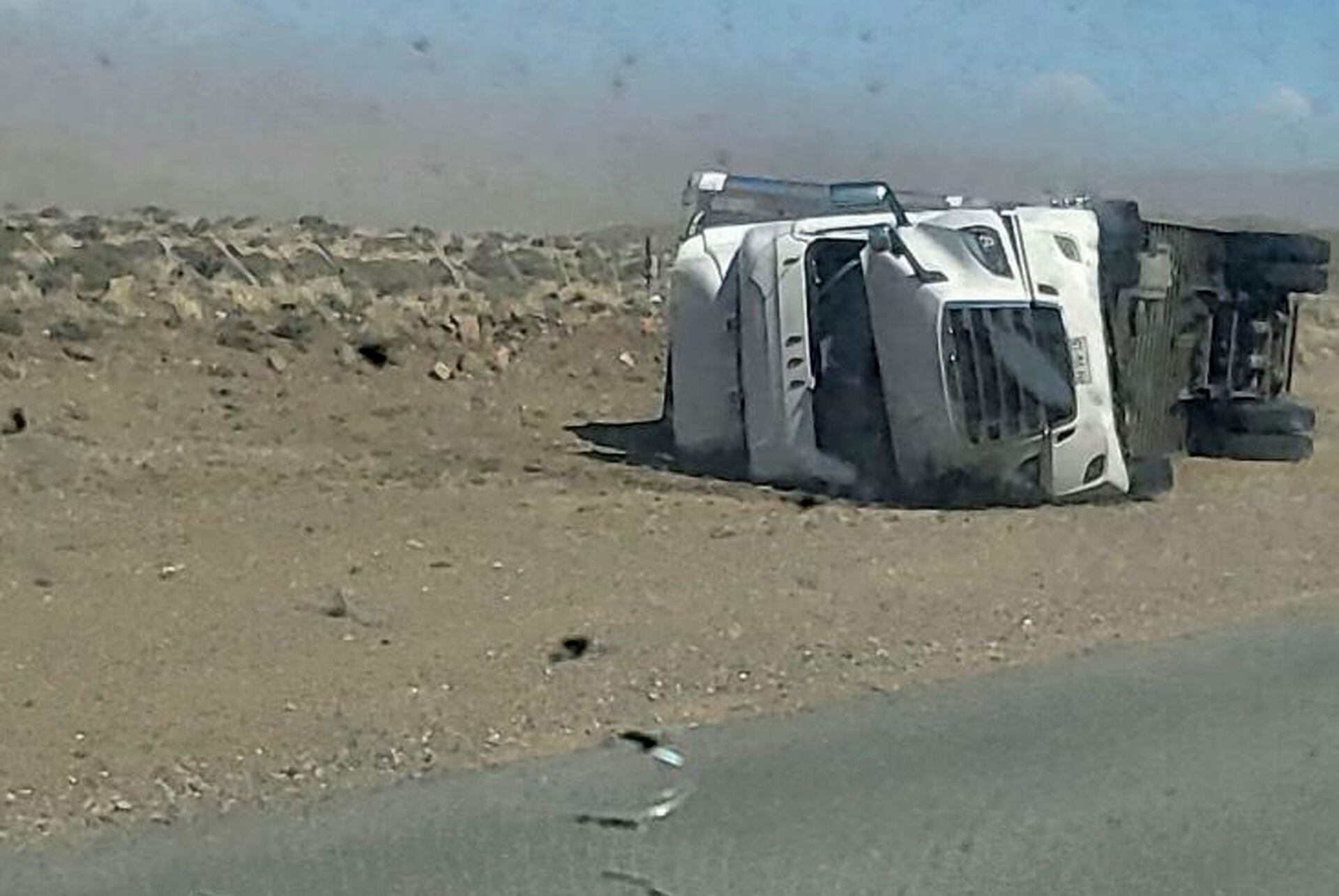 Una de las zonas más afectadas es Comodoro Rivadavia, donde los vientos alcanzaron los 150 km por hora: un camión que circulaba por una ruta fue arrastrado por el viento y volcó al costado de la ruta