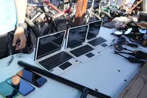 Detienen a ocho personas y recuperan más de 40 computadoras del Plan Sarmiento