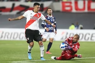 Walef se esfuerza para contener y no dar rebote ante la llegada de Suárez 