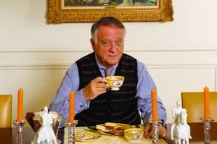 Todos los días a las 5 en punto, Roberto toma el té con el juego que Diana le regaló. “Tiene uno de los escudos de la familia real y son las mismas tazas que se usan en Buckingham”, confía.