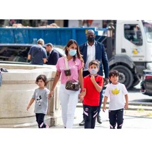 Antonela Roccuzzo por las calles de París junto a sus tres hijos: Thiago, Mateo y Ciro