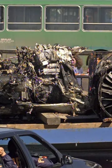Los restos del avión al ser trasladados a un hangar en el Aeroparque Jorge Newery 