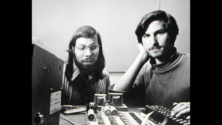 Wozniak y Jobs en 1976; sobre la mesa se ve la Apple I, básicamente una plaqueta electrónica a la que había que conectarle un teclado y un televisor