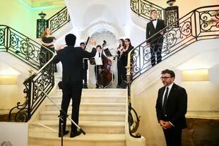 La Orquesta Académica y los alumnos de la carrera de Canto Lírico del Instituto Superior de Arte del Teatro Colón interpretaron los himnos italiano y argentino y las arias "Perché mai se son tradito" de "Il Turco in Italia", a cargo del tenor Norberto Miranda, y "Un bel dì vedremo" de la ópera "Madama Butterfly". 