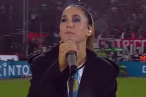 La Sole cantó el himno en la despedida de Maxi Rodríguez y emocionó a todos