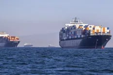 ¿Por qué hay tantos barcos haciendo fila para entrar a Estados Unidos?