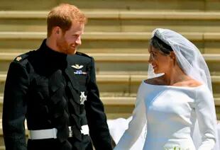El príncipe Harry y Meghan Markle bajan los escalones tras su boda en la capilla de San Jorge del castillo de Windsor en Windsor, cerca de Londres, Inglaterra, el sábado 19 de mayo de 2018.
