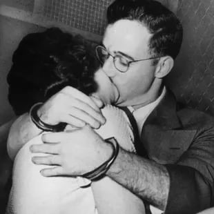 Julius y Ethel Rosenberg, esposados, se besan en la parte trasera de una furgoneta de la prisión después de su comparecencia por traición, en la ciudad de Nueva York, 1950