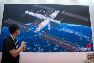 Un visitante observa un mural con una representación de la estación espacial de China en la Conferencia Mundial de Robótica