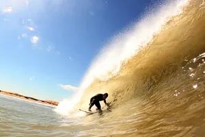 La búsqueda de la ola desconocida de los mejores surfistas en un misterioso lugar